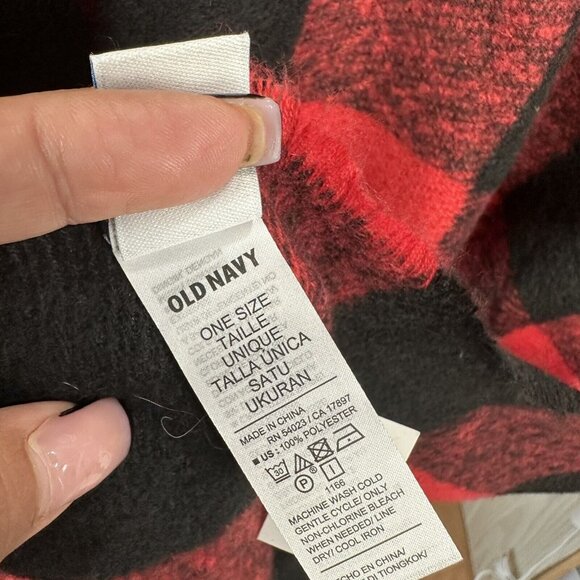 OLD NAVY Cozy Knit Poncho Blanket Scarf -Red-Black Buffalo Plaid -One size NEW - Picture 7 of 11